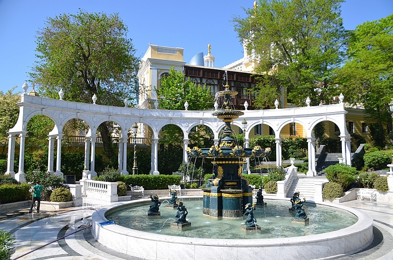 041_Azerbaijan_Baku_The_Garden_of_Aliaga_Vahid.JPG