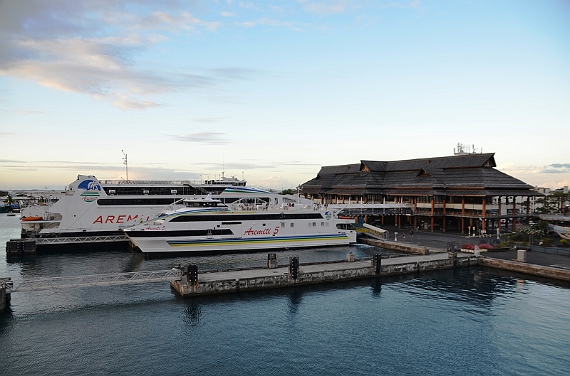 091_Tahiti_Pappete_Harbour.JPG