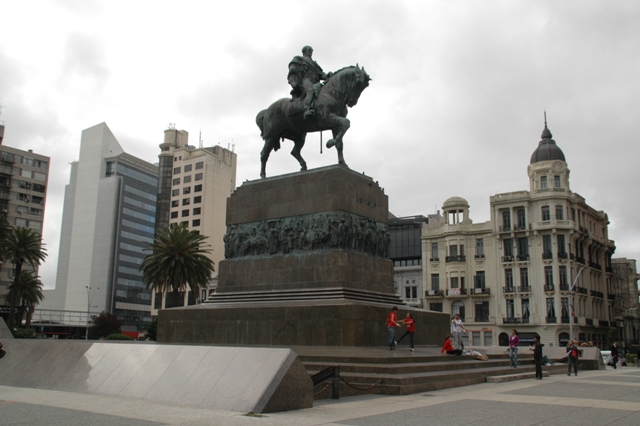 058_Uruguay_Montevideo_Plaza_Independencia.JPG