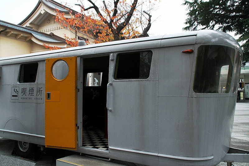 080_Tokyo_Smoking_Place.JPG